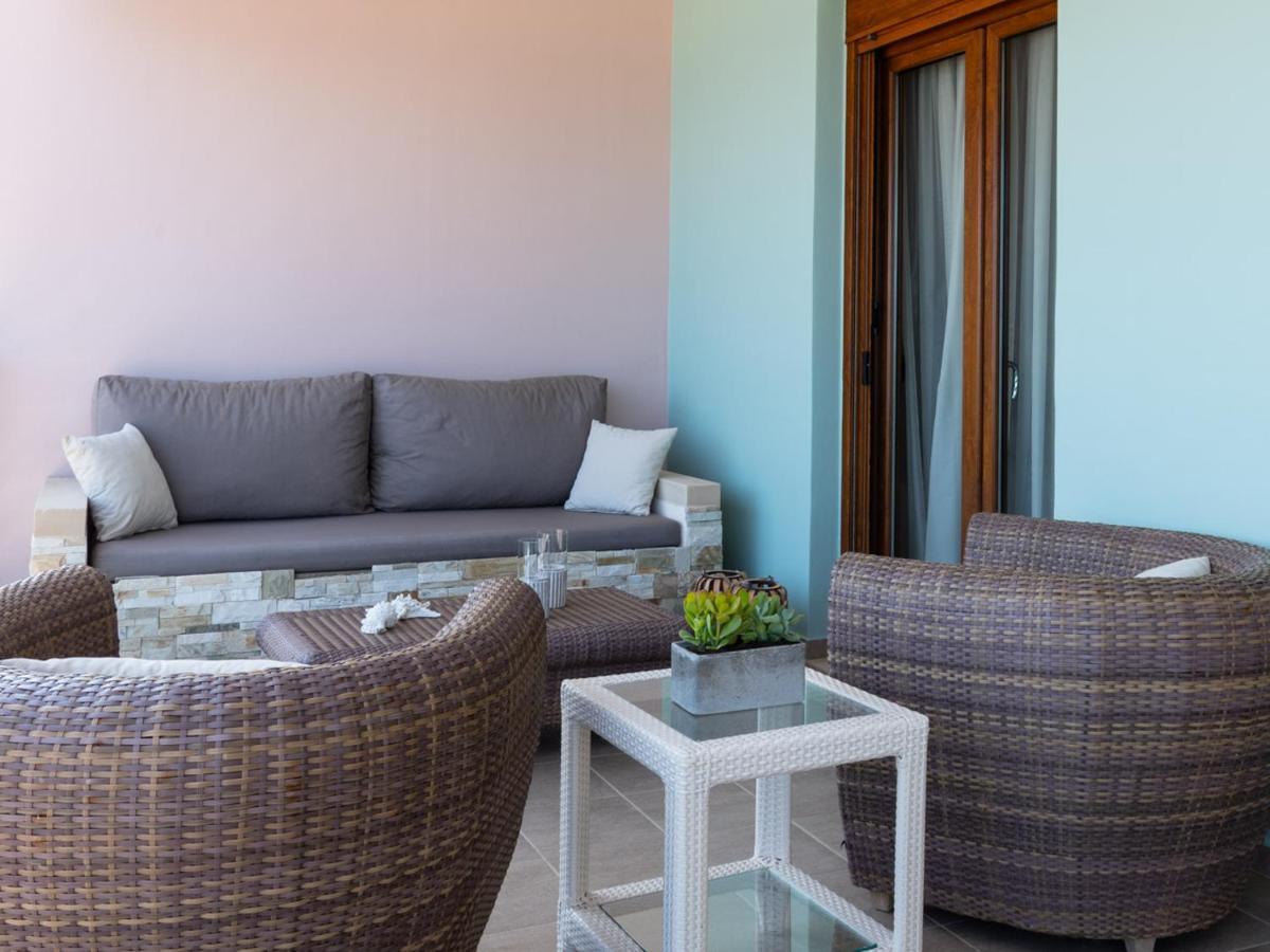 White Crystal Beachfront Apartment Gournes Gouvon ภายนอก รูปภาพ
